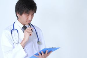 秋津壽男の年収や学歴!名前の読み方は?息子や家族について!