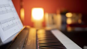 佐藤涼子(ボイストレーナー)の経歴や年収！桜井和寿や藤井風も受講生？