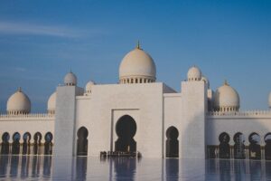 鷹鳥屋明氏のwikiプロフや出身大学！経歴が凄い！アラブの王族との関係！